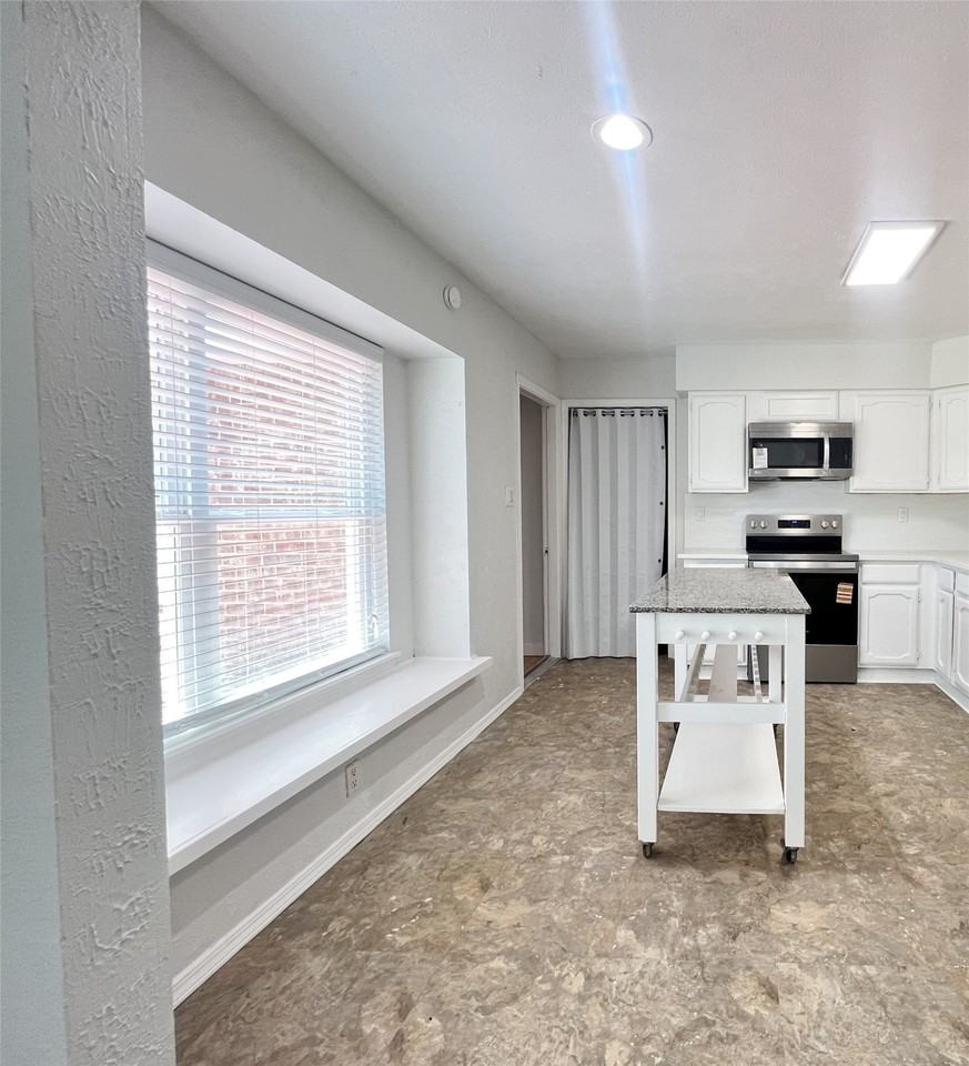 1308 Mistywood Ln - Photo 6 of 14