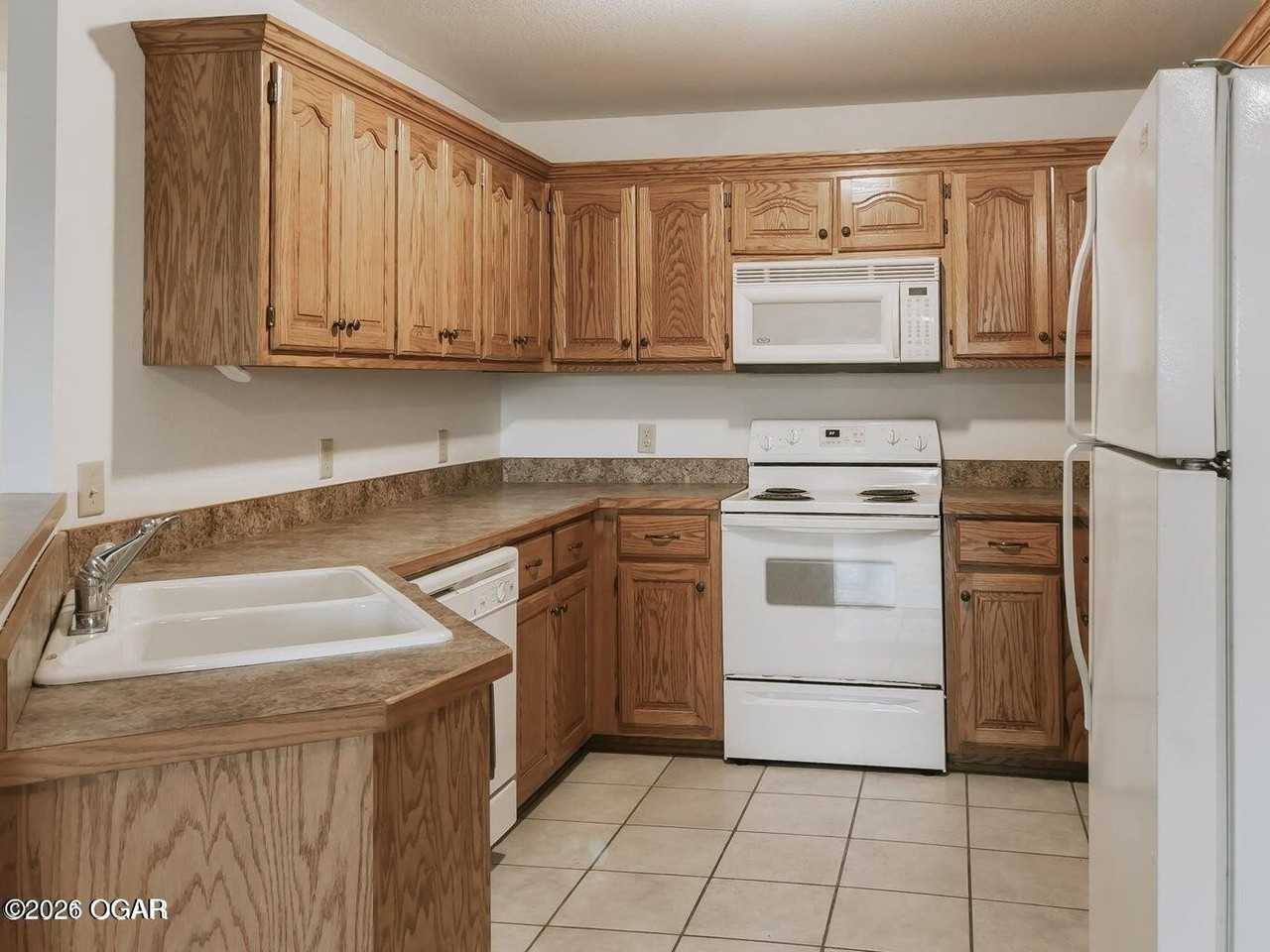 914 Briarview - Photo 3 of 14