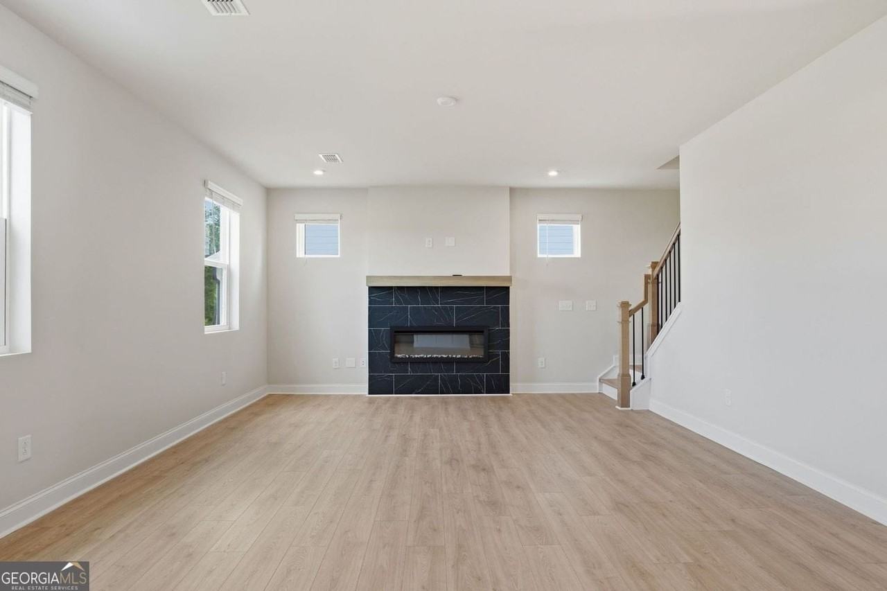 142 Henley St - Photo 6 of 24