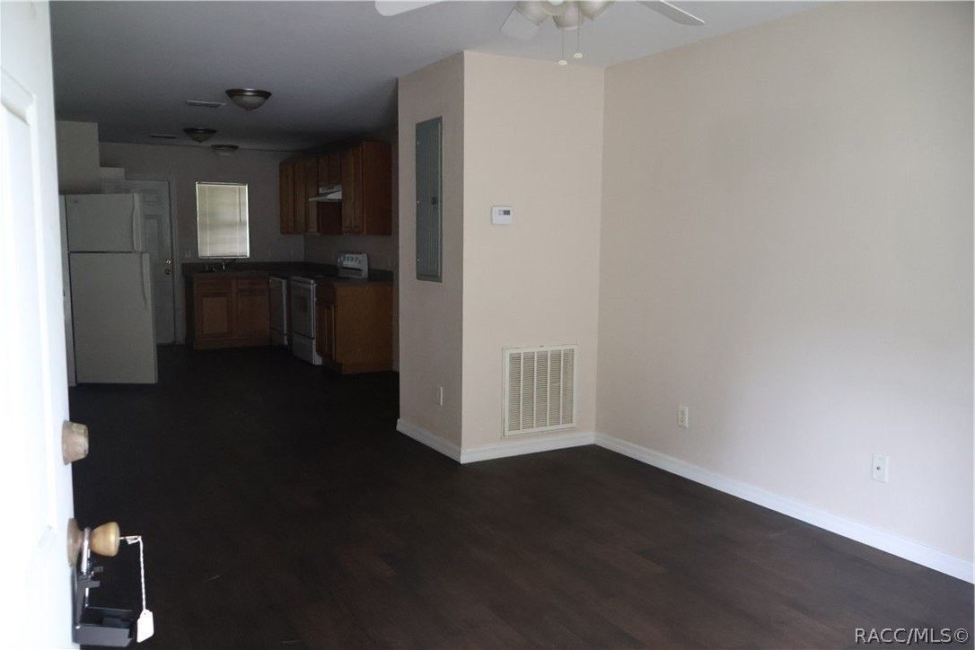 9047 N Travis Dr - Photo 2 of 7