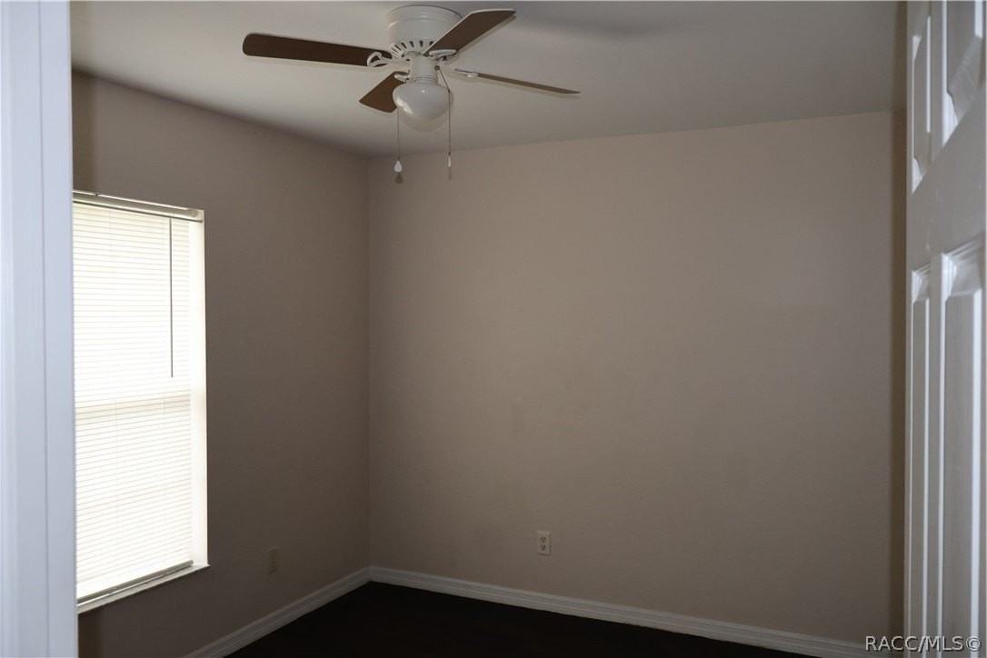 9047 N Travis Dr - Photo 3 of 7