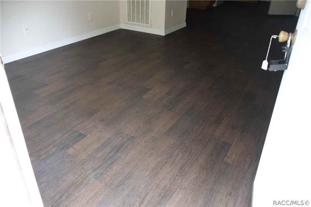 9047 N Travis Dr - Photo 4 of 7