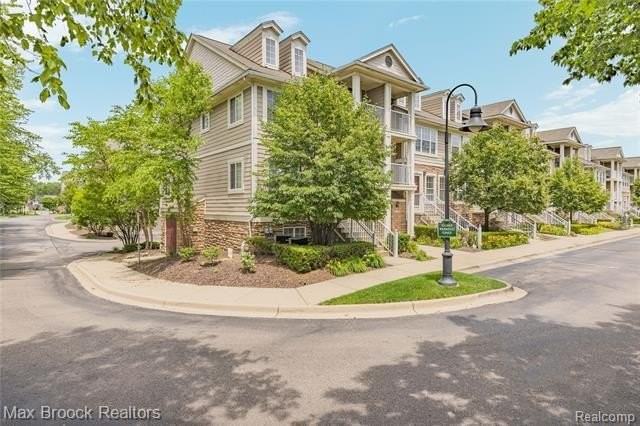 1071 Beaver Run - Photo 3 of 32