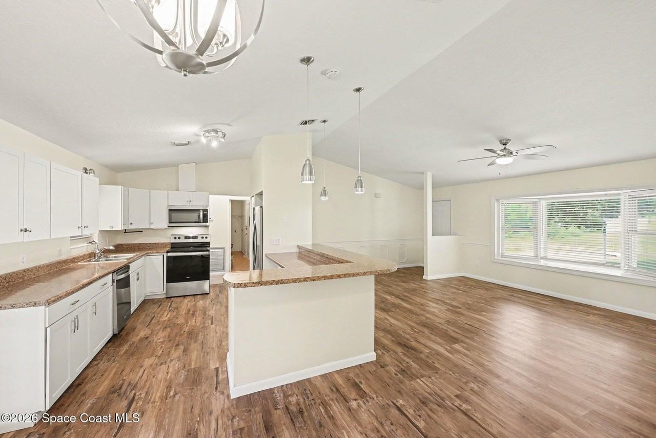 1242 Laconia St - Photo 4 of 18