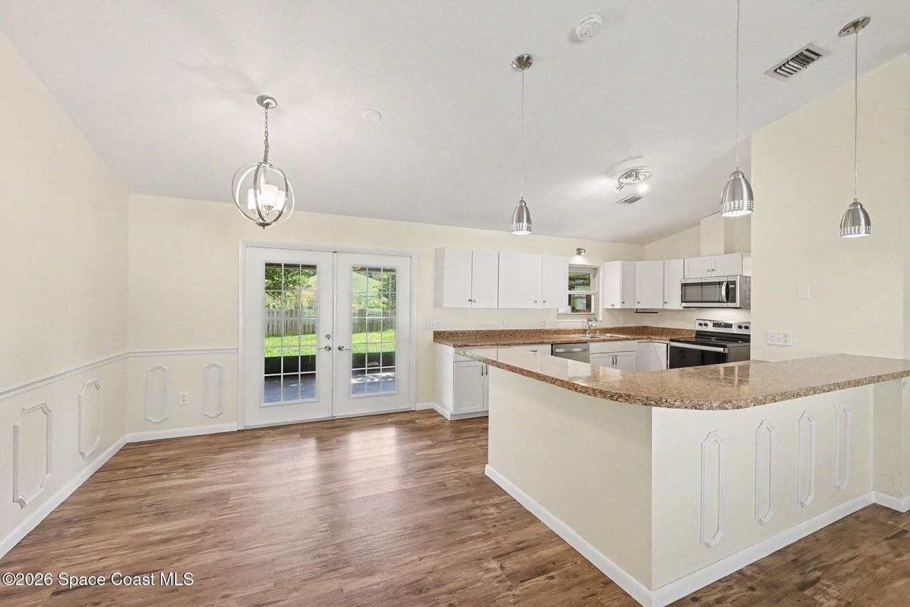1242 Laconia St - Photo 5 of 18