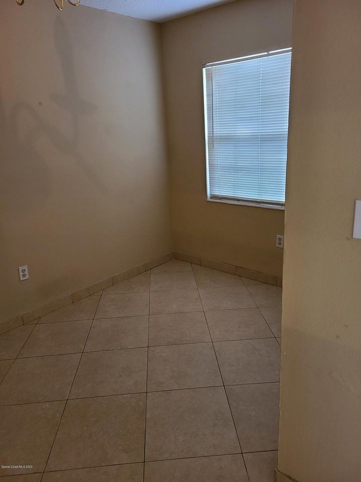 131 Bristol Ct - Photo 2 of 7