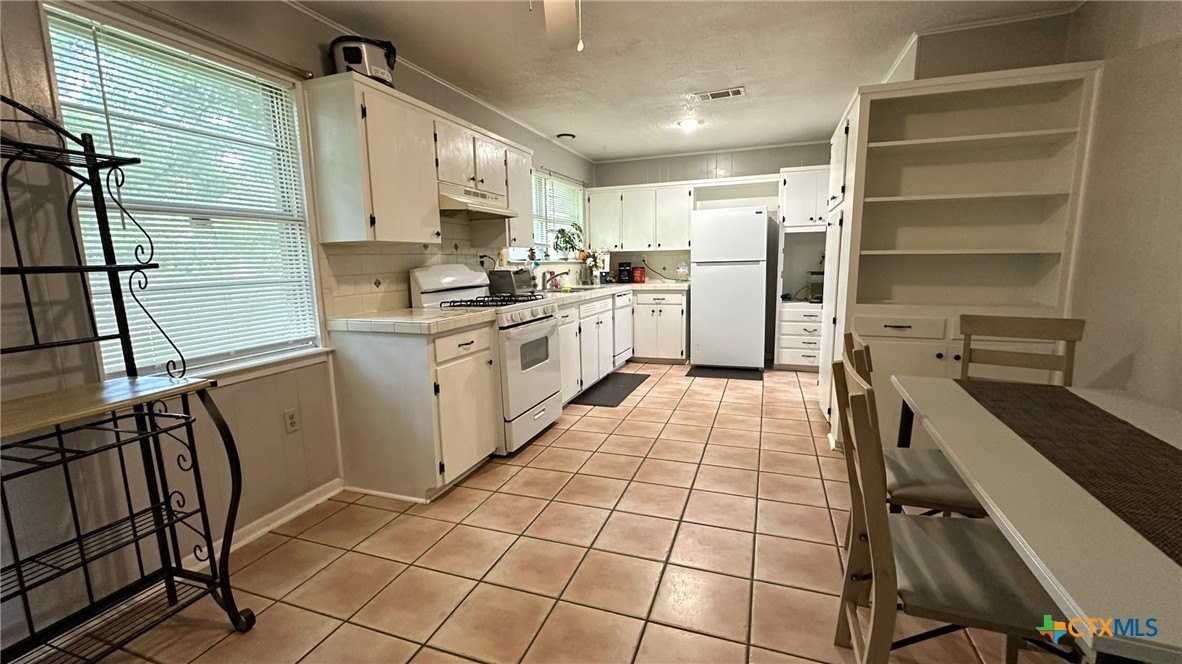 708 Creek St - Photo 6 of 15
