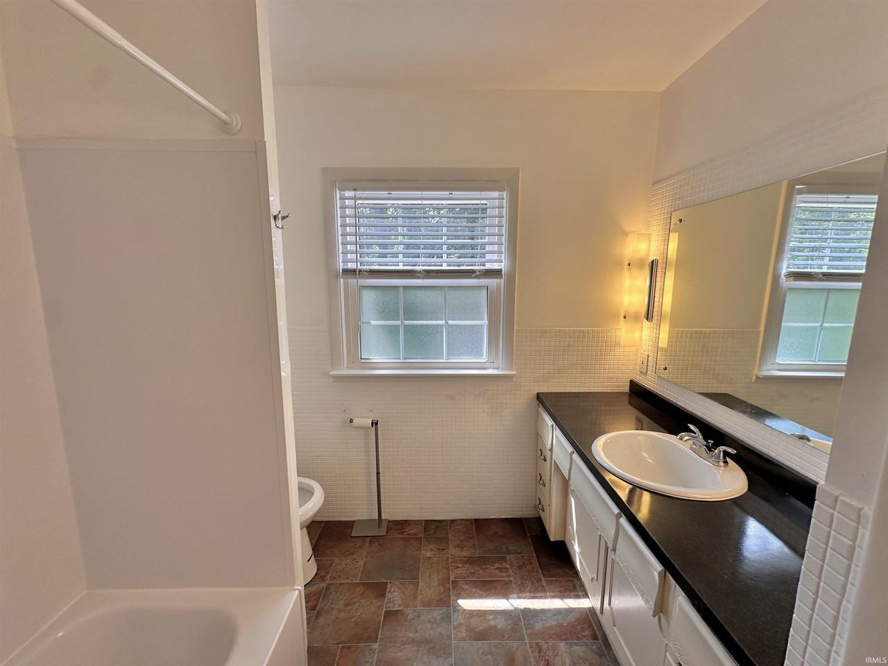 1119 Se Riverside Dr #H - Photo 7 of 11