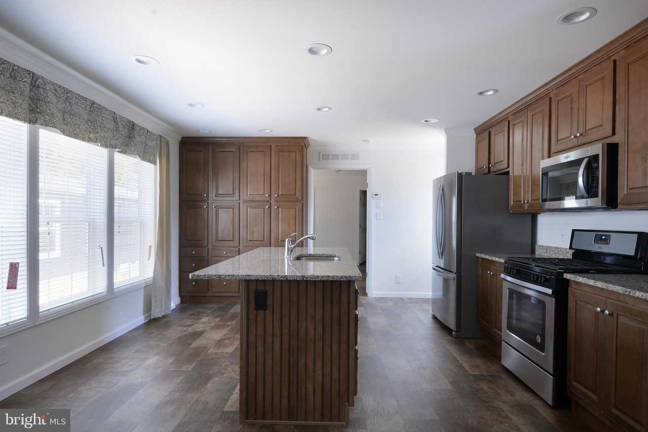 62 Edgewater Dr - Photo 2 of 13