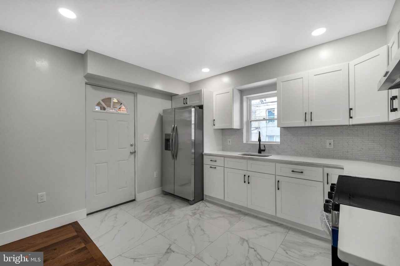1119 Thomas St - Photo 4 of 28