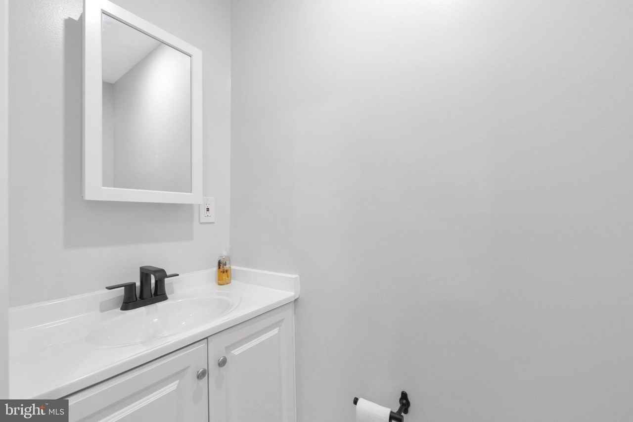 1119 Thomas St - Photo 7 of 28