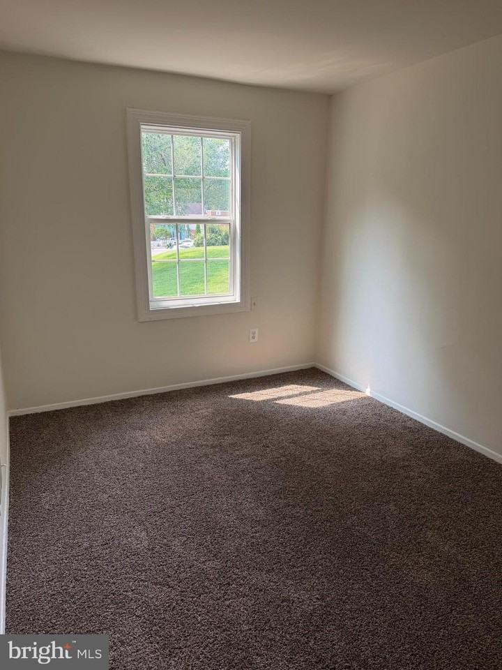 9259 Byrd Dr - Photo 6 of 7
