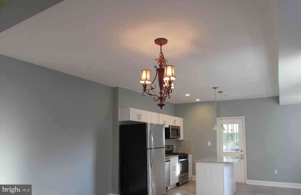 2735 Chesterfield Ave - Photo 4 of 30