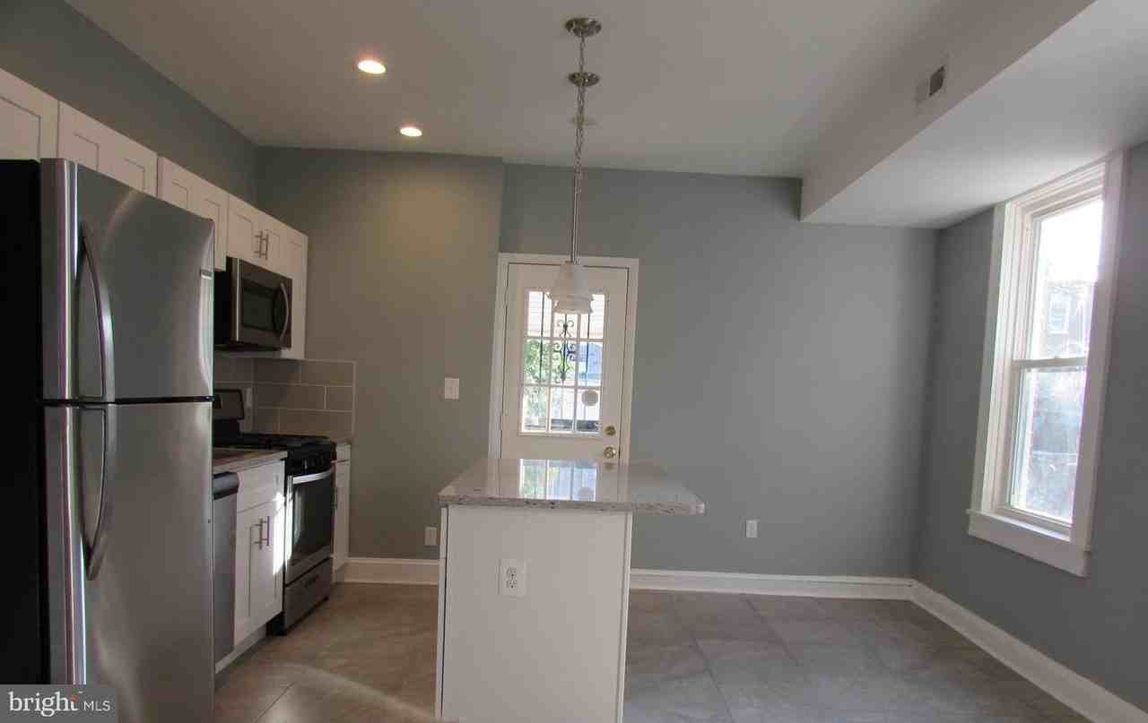 2735 Chesterfield Ave - Photo 5 of 30