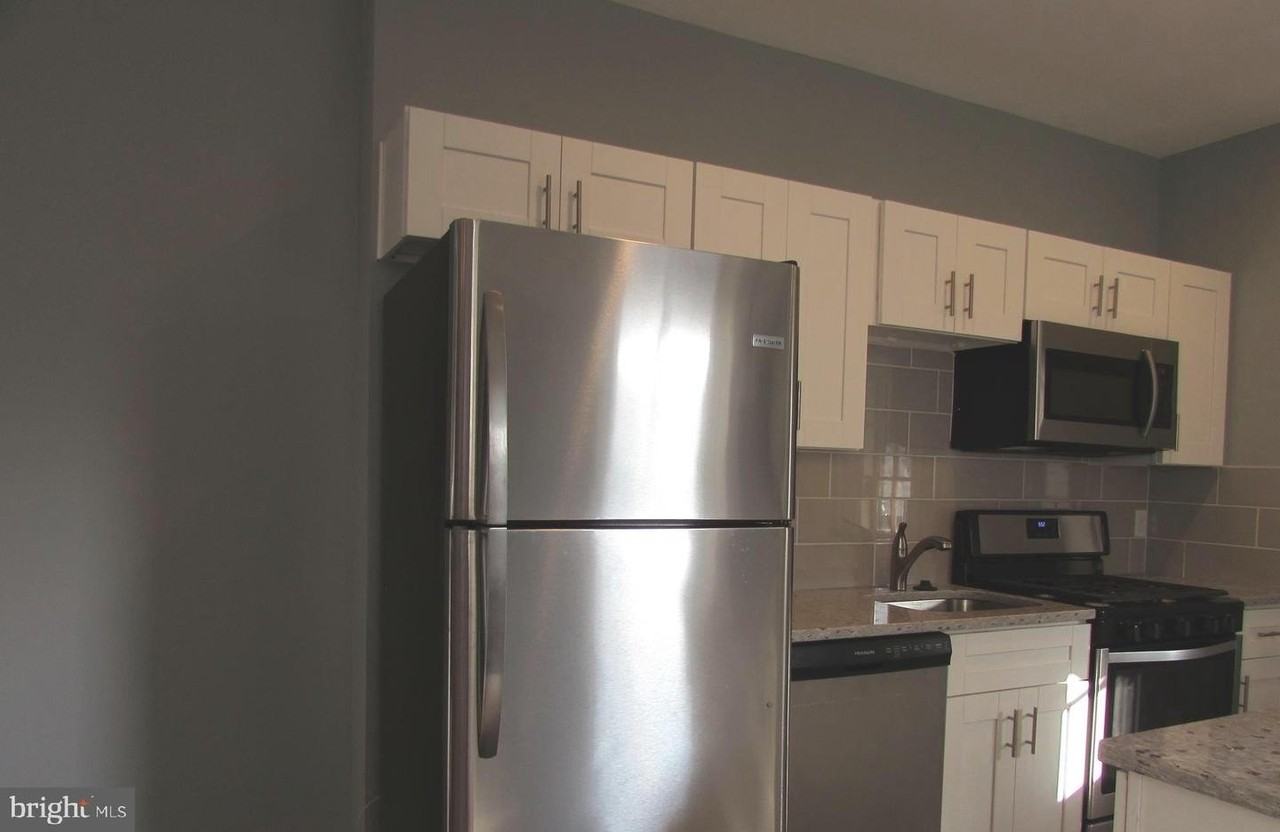 2735 Chesterfield Ave - Photo 6 of 30