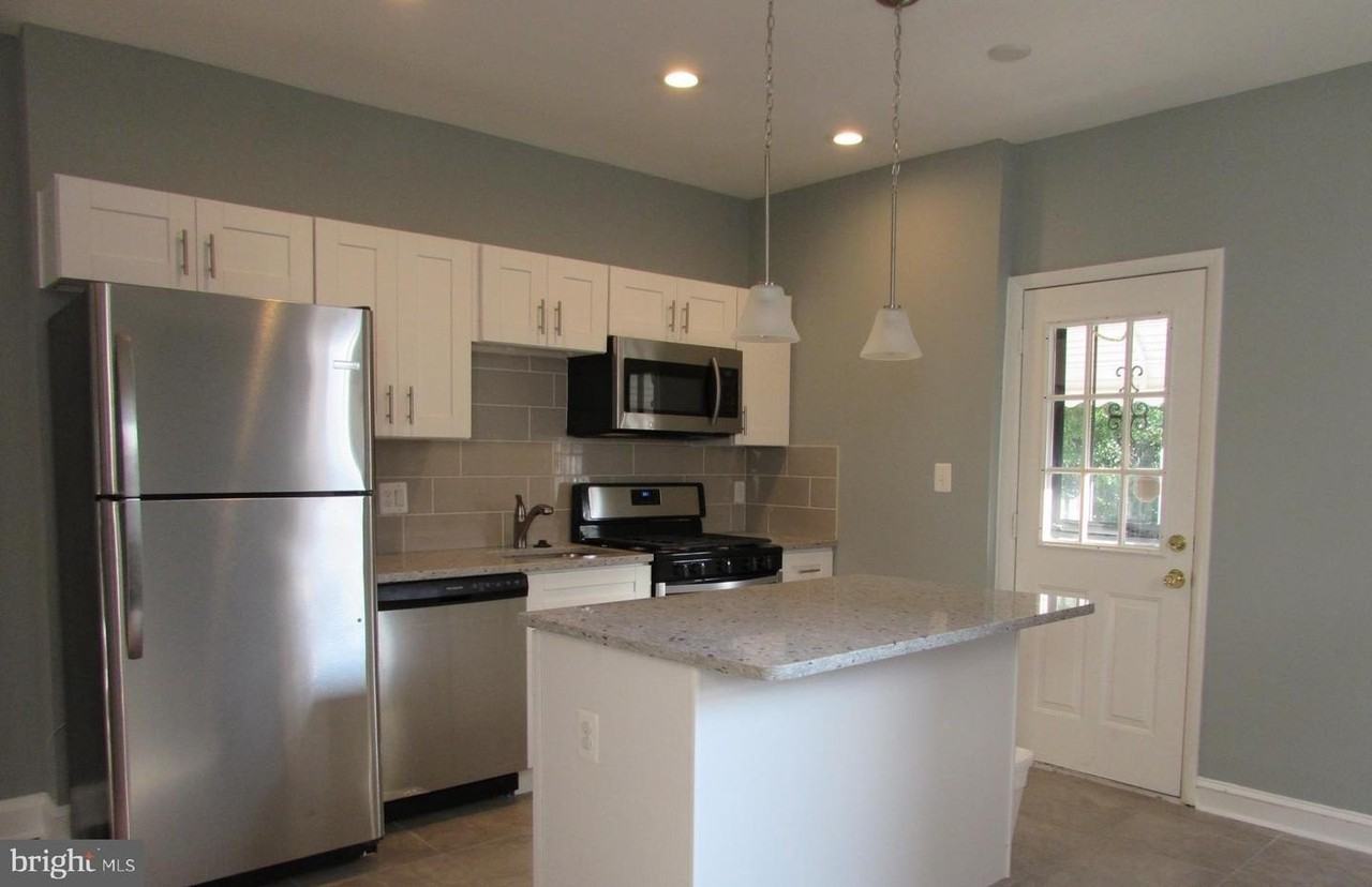 2735 Chesterfield Ave - Photo 7 of 30