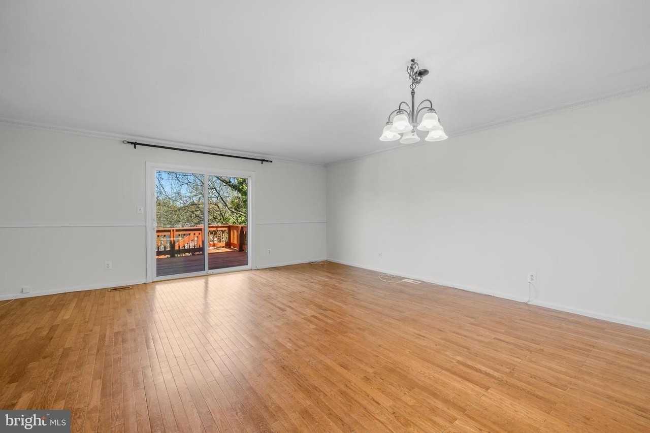 1095 Travis Ln - Photo 5 of 17