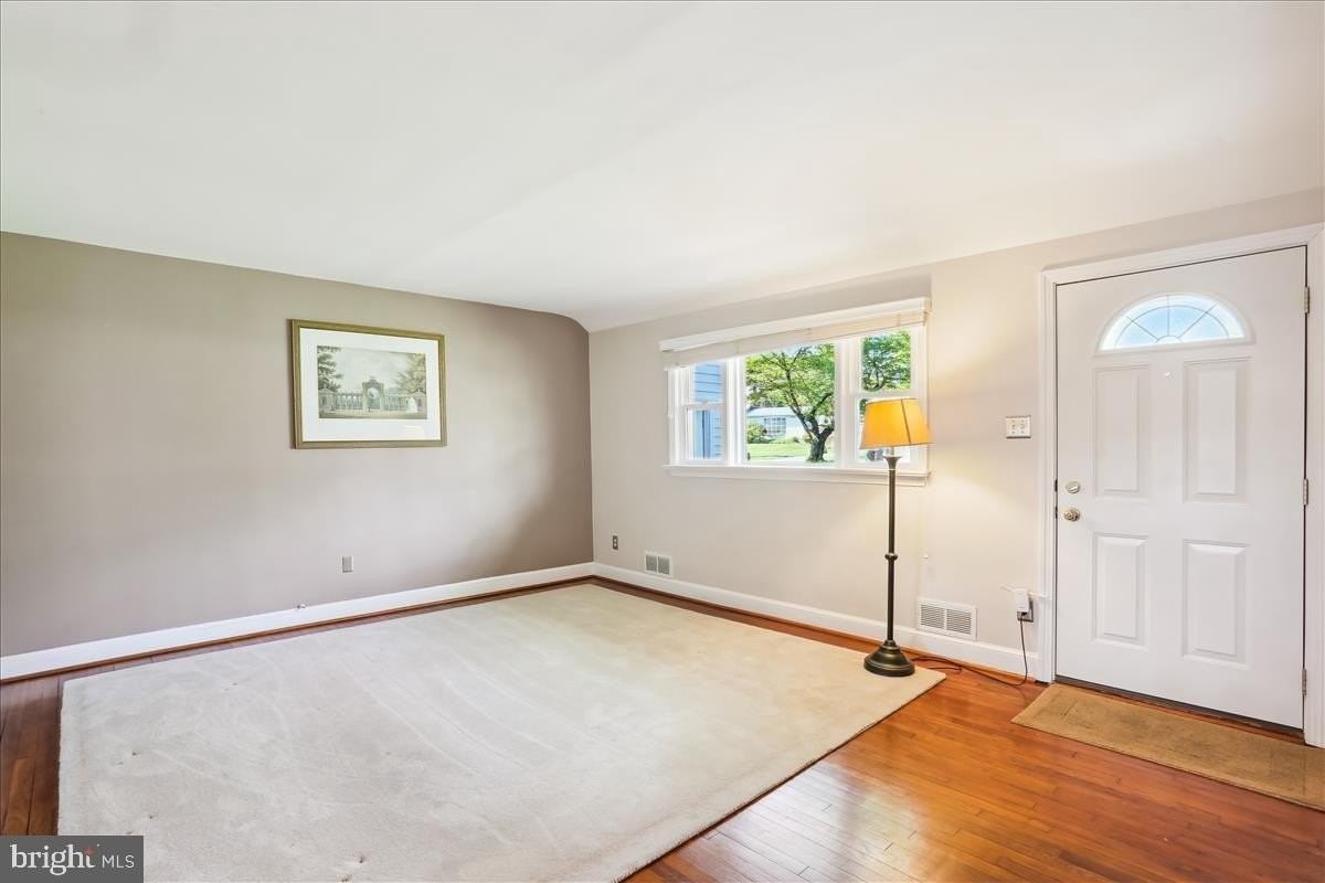 1806 Arcola Ave - Photo 4 of 32