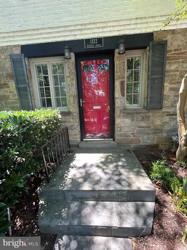 1322 Michigan Ave - Photo 2 of 13