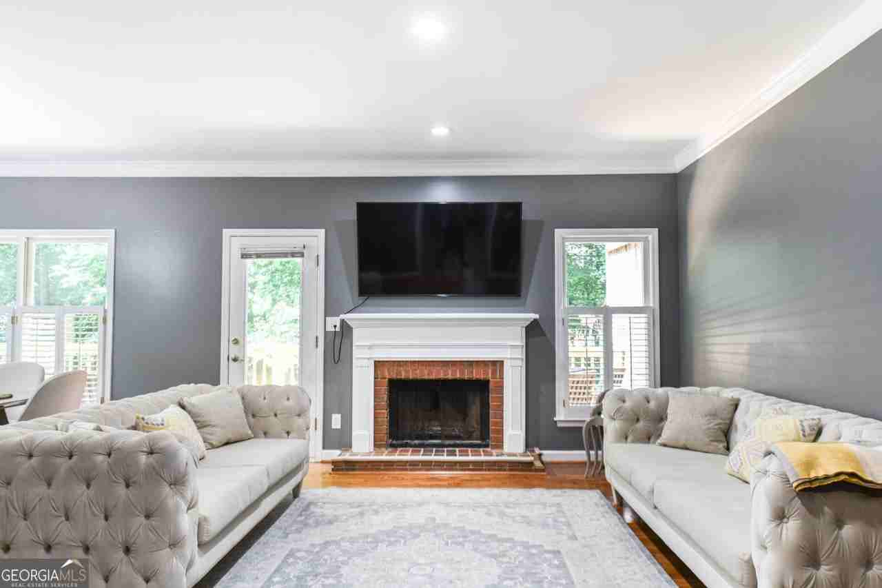 304 Bridle Path - Photo 3 of 33