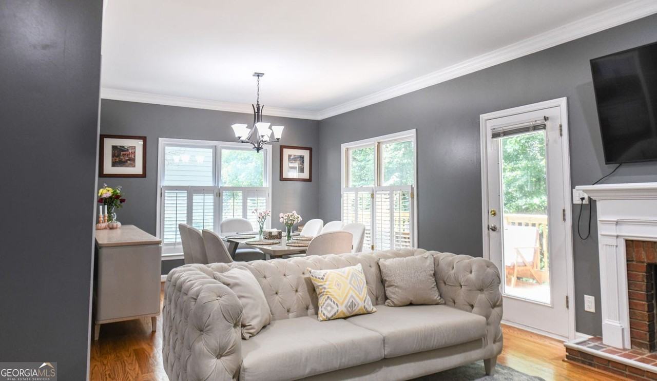 304 Bridle Path - Photo 4 of 33