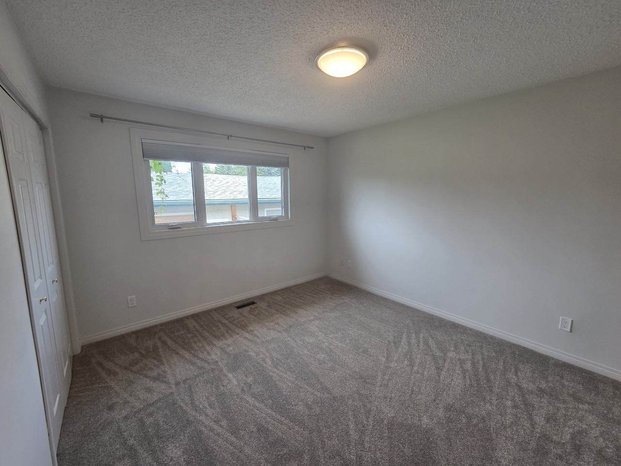 4245 85 St Nw - Photo 4 of 28