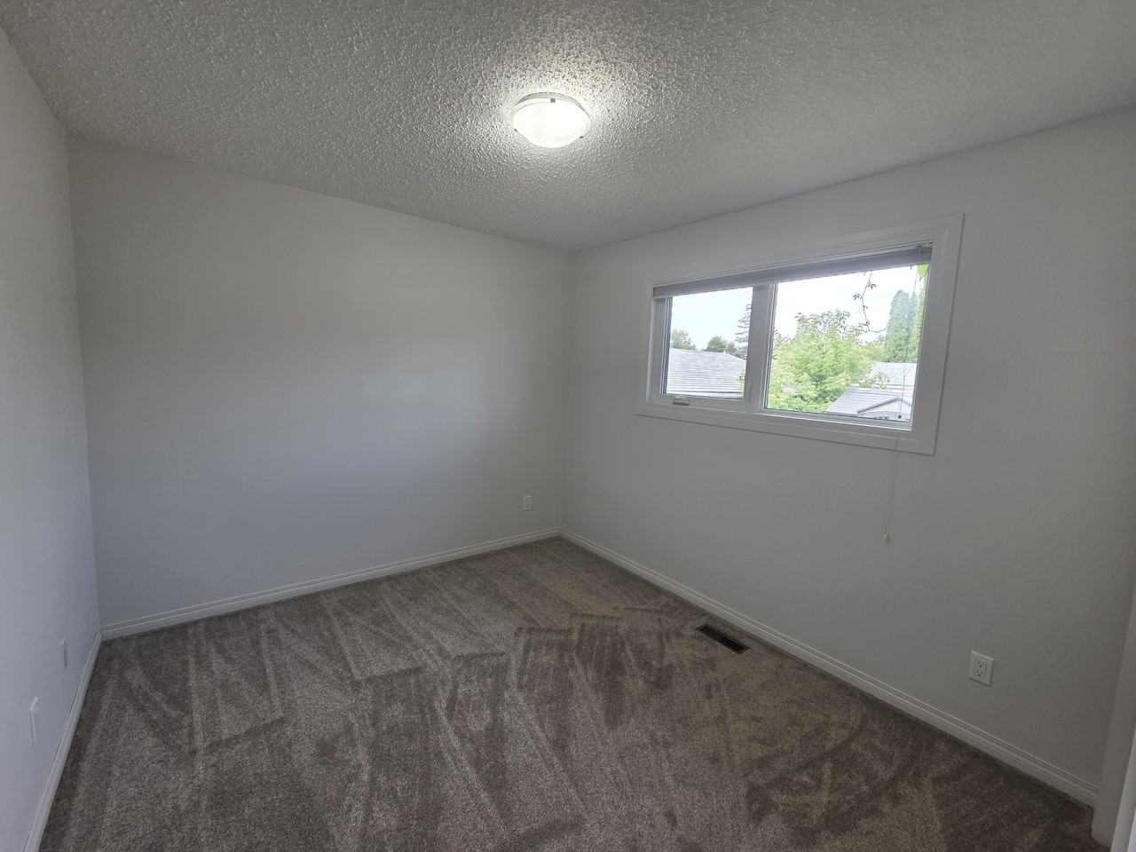 4245 85 St Nw - Photo 5 of 28