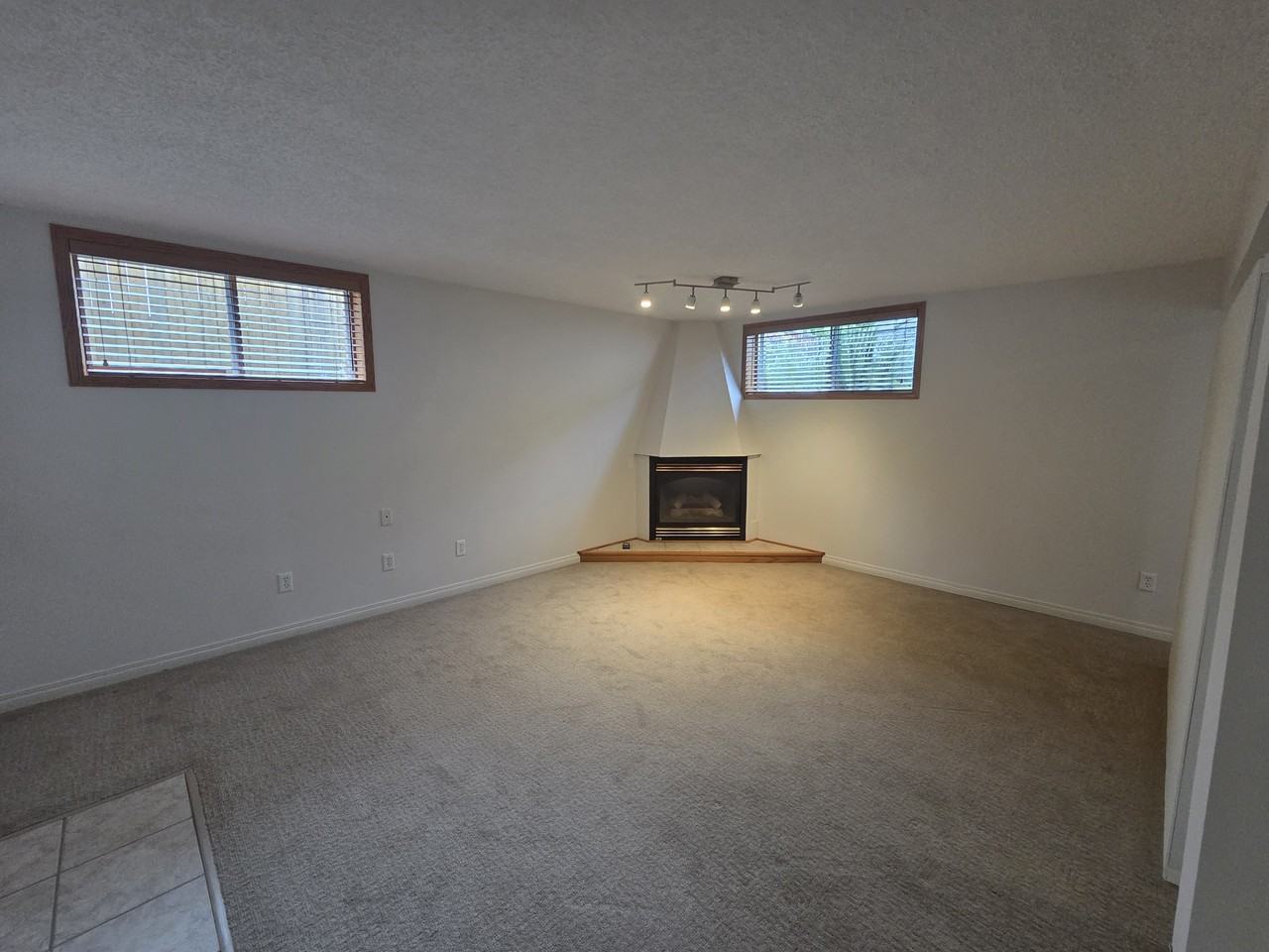 4245 85 St Nw - Photo 6 of 28