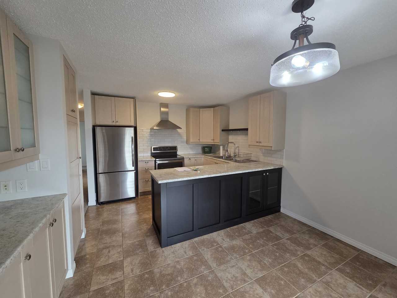 4245 85 St Nw - Photo 3 of 27
