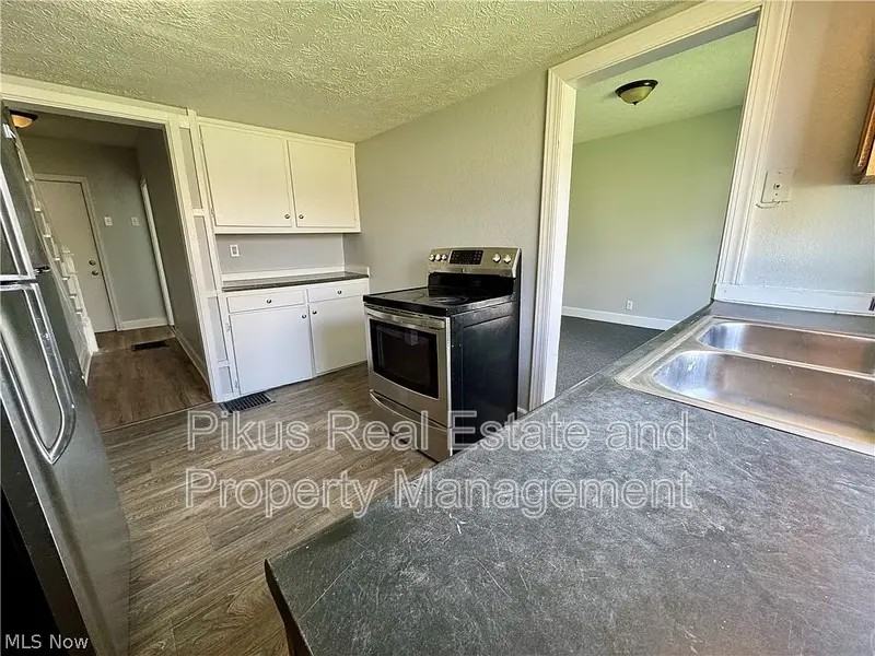 1217 Shriver Ave Ne - Photo 3 of 14