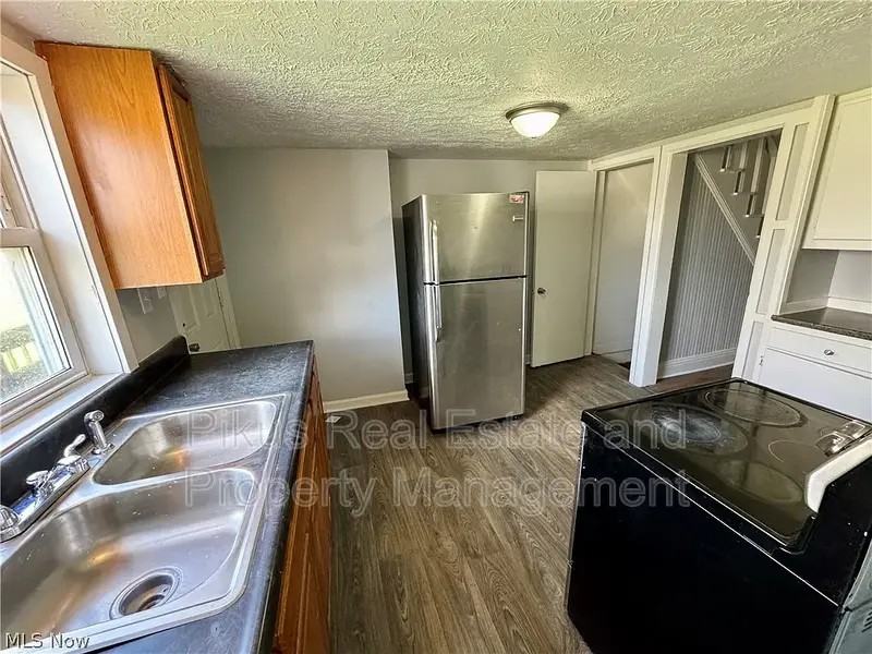 1217 Shriver Ave Ne - Photo 4 of 14