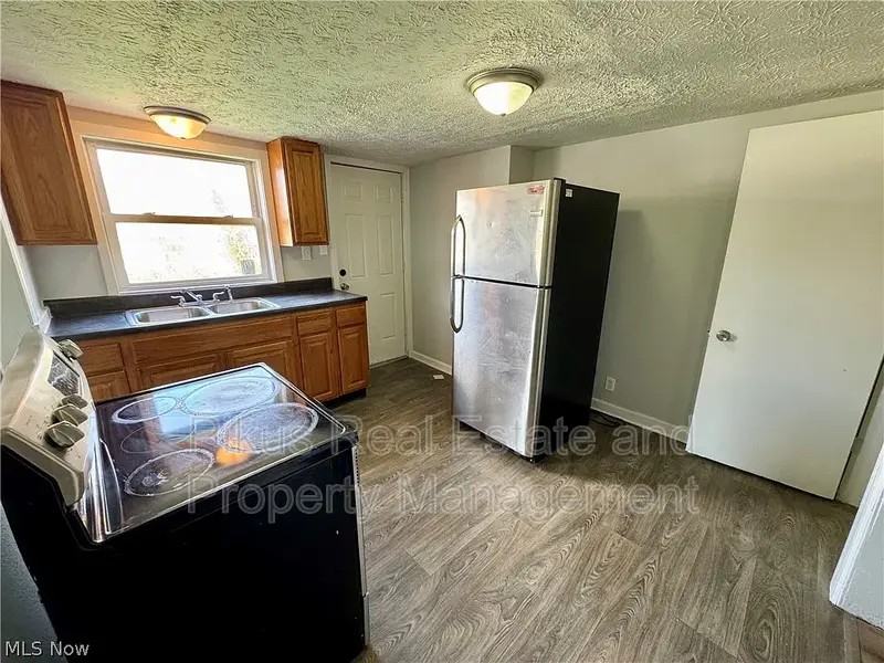 1217 Shriver Ave Ne - Photo 5 of 14