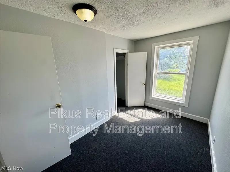 1217 Shriver Ave Ne - Photo 7 of 14