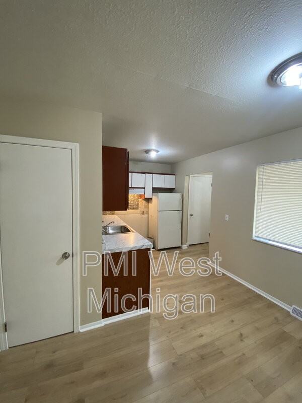 6081 In The Pines Dr Se - Photo 2 of 18