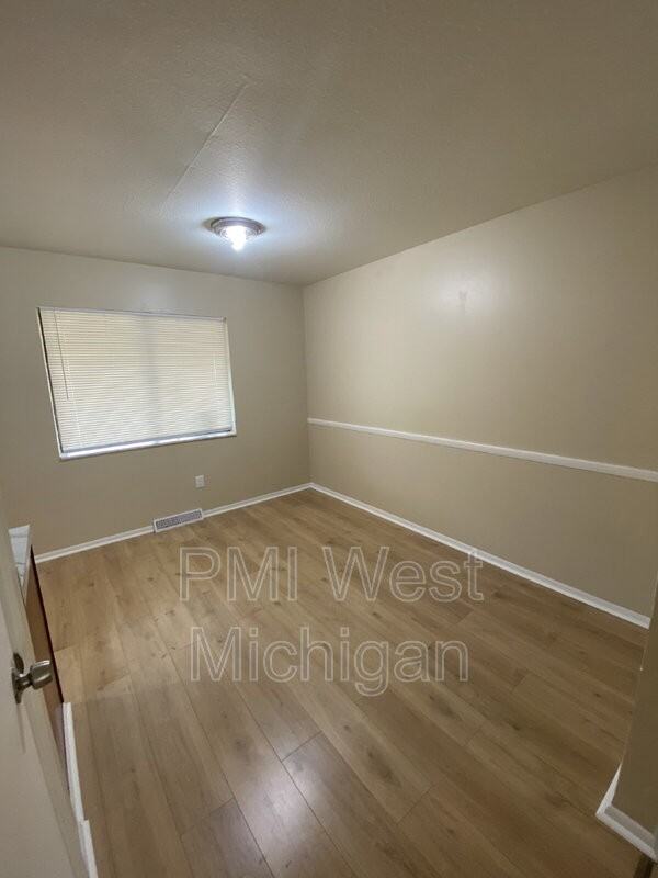 6081 In The Pines Dr Se - Photo 3 of 18