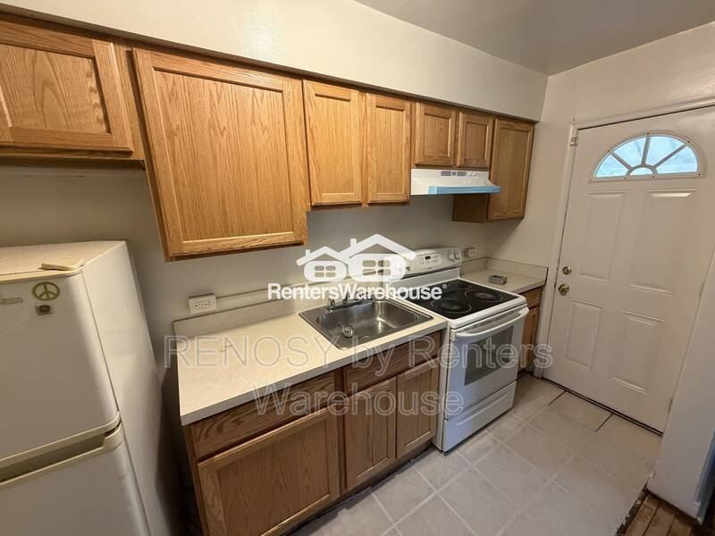 1038 Iris Ave - Photo 2 of 11