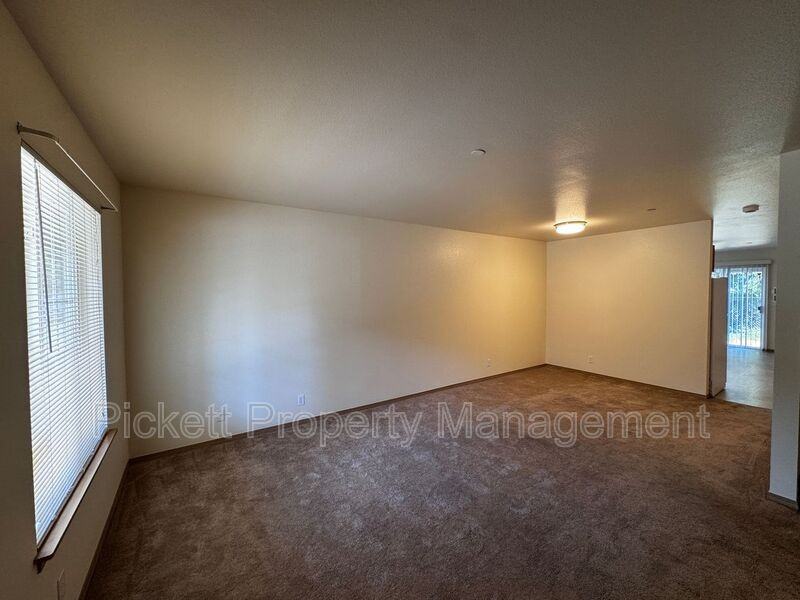 680 Northpark Ln - Photo 4 of 16