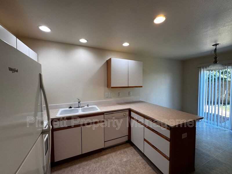 680 Northpark Ln - Photo 6 of 16
