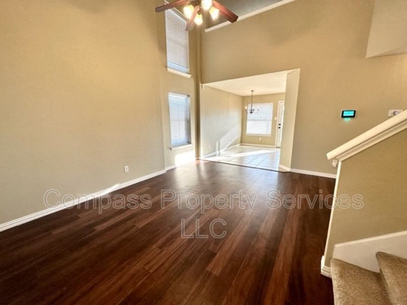 10124 Barton Creek Dr - Photo 4 of 22