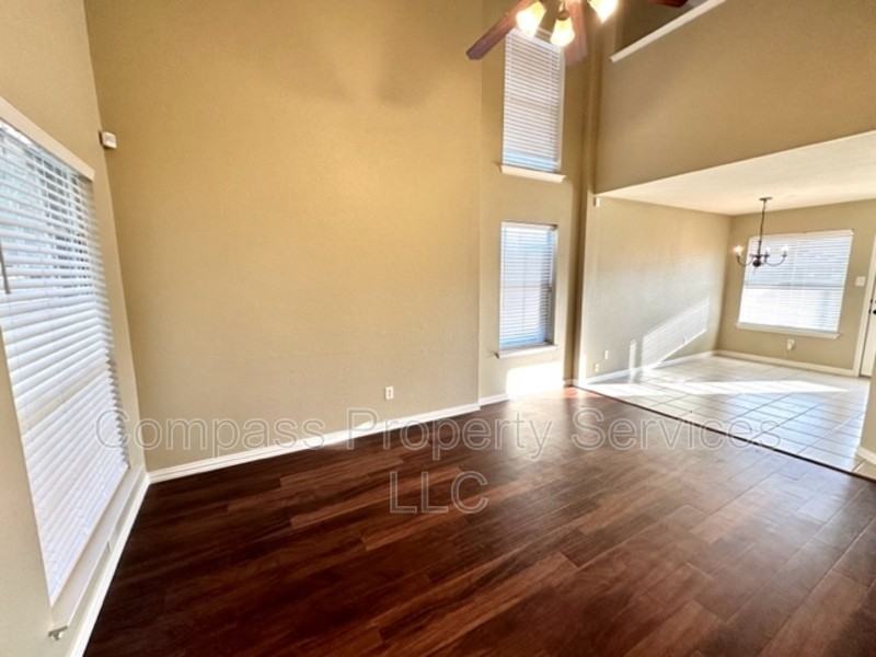 10124 Barton Creek Dr - Photo 5 of 22