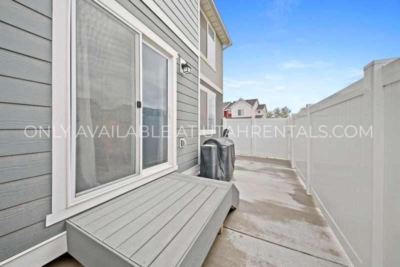341 N Angus Dr - Photo 4 of 24