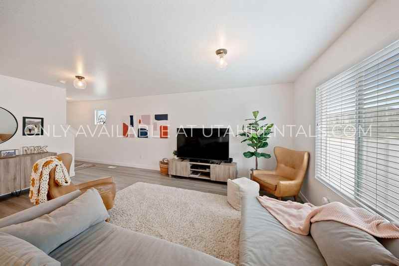 341 N Angus Dr - Photo 7 of 25