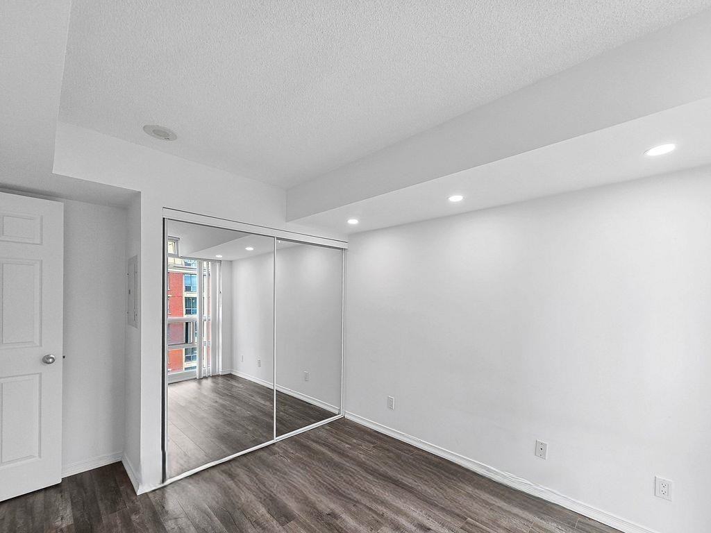 30 Harrison Garden Boulevard - Photo 7 of 12