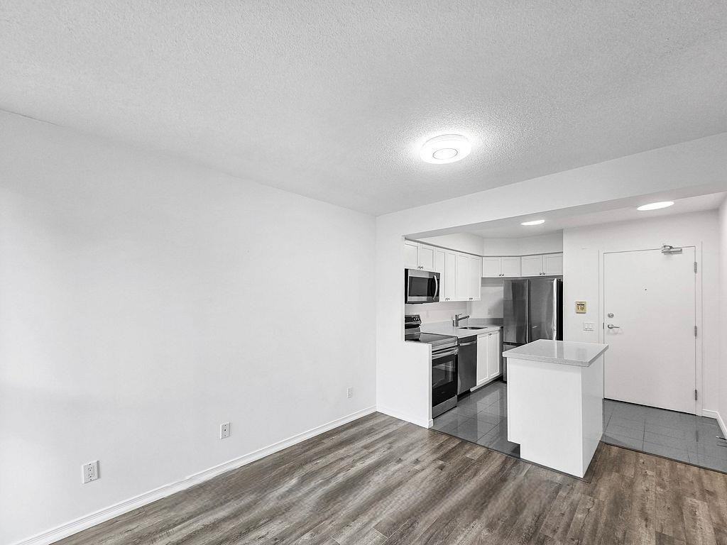30 Harrison Garden Boulevard - Photo 4 of 12