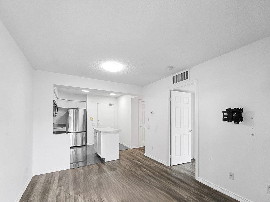 30 Harrison Garden Boulevard - Photo 6 of 12
