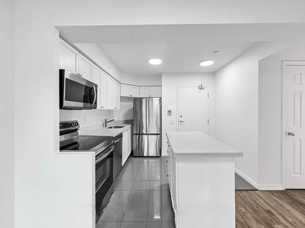 30 Harrison Garden Boulevard - Photo 5 of 12