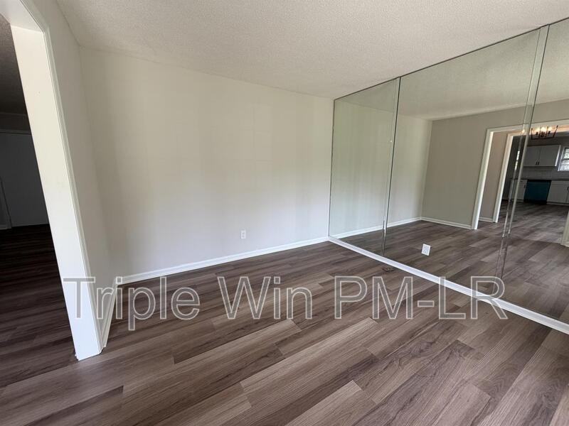 33 Single Oaks Dr - Photo 4 of 21