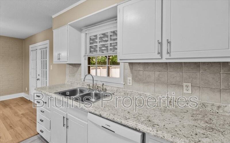 1825 Johnson St #E1 - Photo 5 of 30