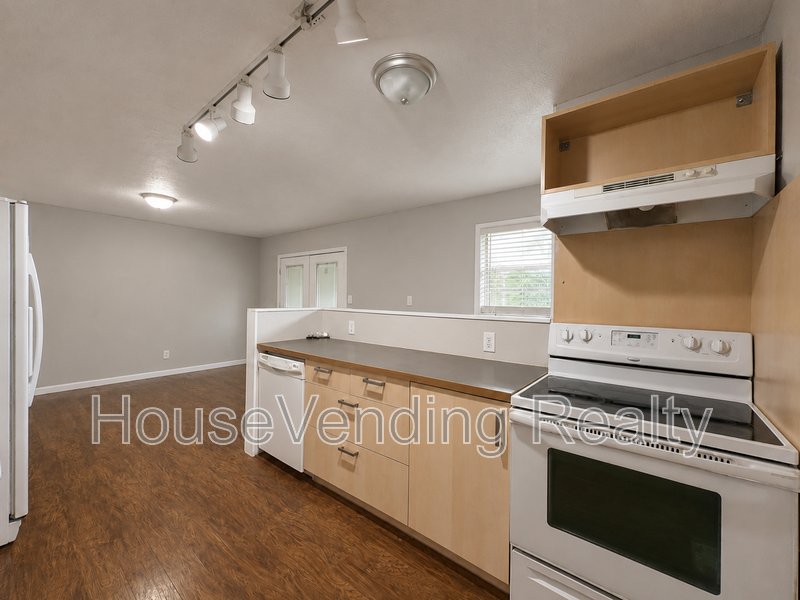 2214 Highland Rd - Photo 7 of 19