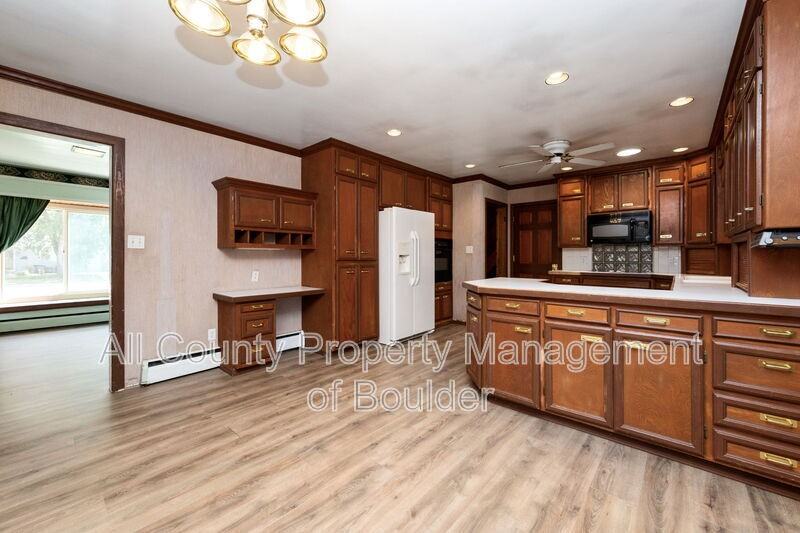 701 S Millerave - Photo 4 of 24